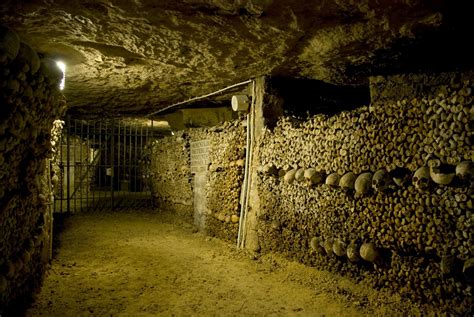 Les Catacombes - En Mystisk Resa Genom Paris' Historiska Skuggor!