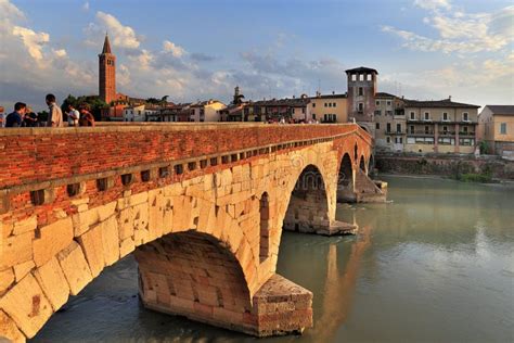  Ponte Pietra: En Medeltida Bråte Med Utsikter Över Verona