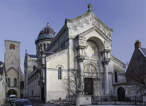 Vill du uppleva ett magiskt musikspel i en historisk kyrka? Besök Basilique Saint-Martin de Tours!