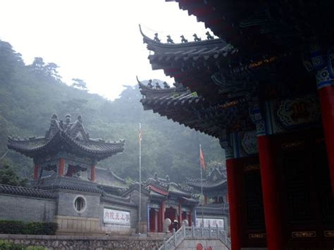 Qianshan Buddhist Temple – Mystiska berg och andlig frid!