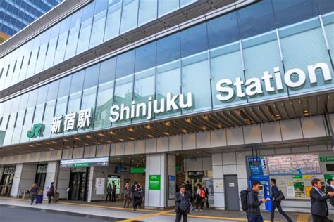 新宿西口駅 写真 - 都市の喧騒と静寂の交差点