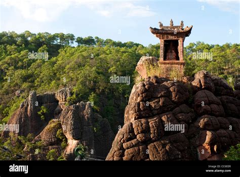 Shizong Mountain Scenic Area - En Bergsidyll Med Forntida Mysterier Och Stuptakter Vandring!