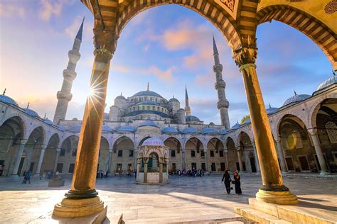 Sultan Ahmed Camii: En Monumental Skönhet Mitt i Det Historiska Istanbul!