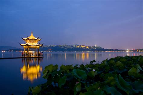 The  West Lake Scenic Area! A Symphony of Nature and Serenity in Hangzhou