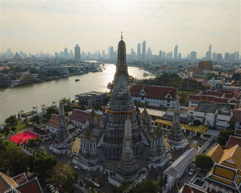 Wat Arun: En Glittrande Pagod med Utsikter Över Chao Phraya Floden!