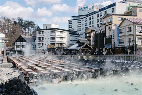 Yubatake, En Rökig Oas I Den Berömda Onsenbyn Kusatsu!